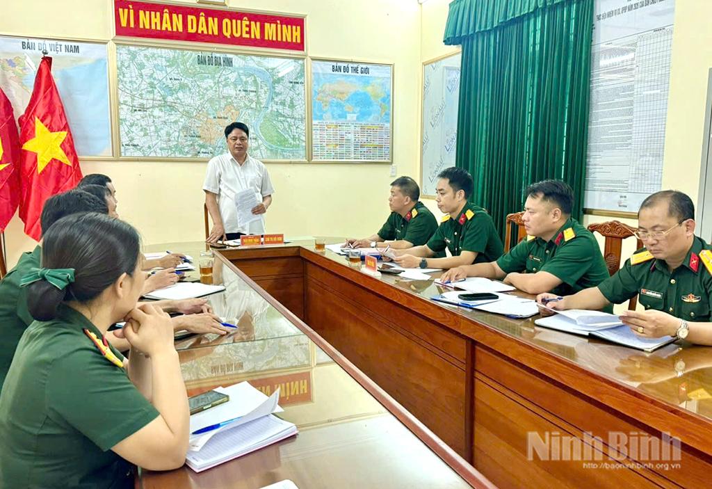Đồng chí Trần Minh Thắng, Ủy viên Ban Thường vụ Tỉnh ủy, Bí thư Đảng ủy, Chủ tịch HĐND phường, Bí thư Đảng ủy Quân sự phường Nam Định quán triệt thực hiện nhiệm vụ quốc phòng, quân sự địa phương.