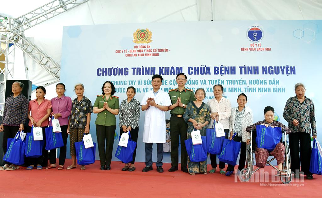 Ban Tổ chức chương trình trao tặng quà cho các gia đình chính sách tại xã Nam Ninh.