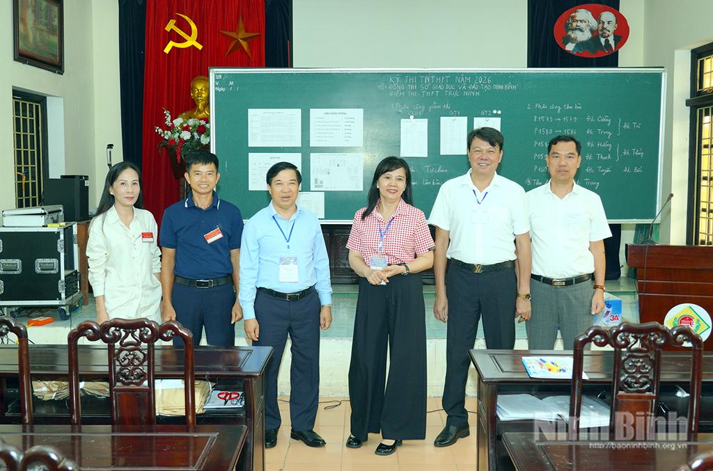 Đoàn kiểm tra tại điểm thi Trường THPT Trực Ninh. Ảnh: Diệu Linh