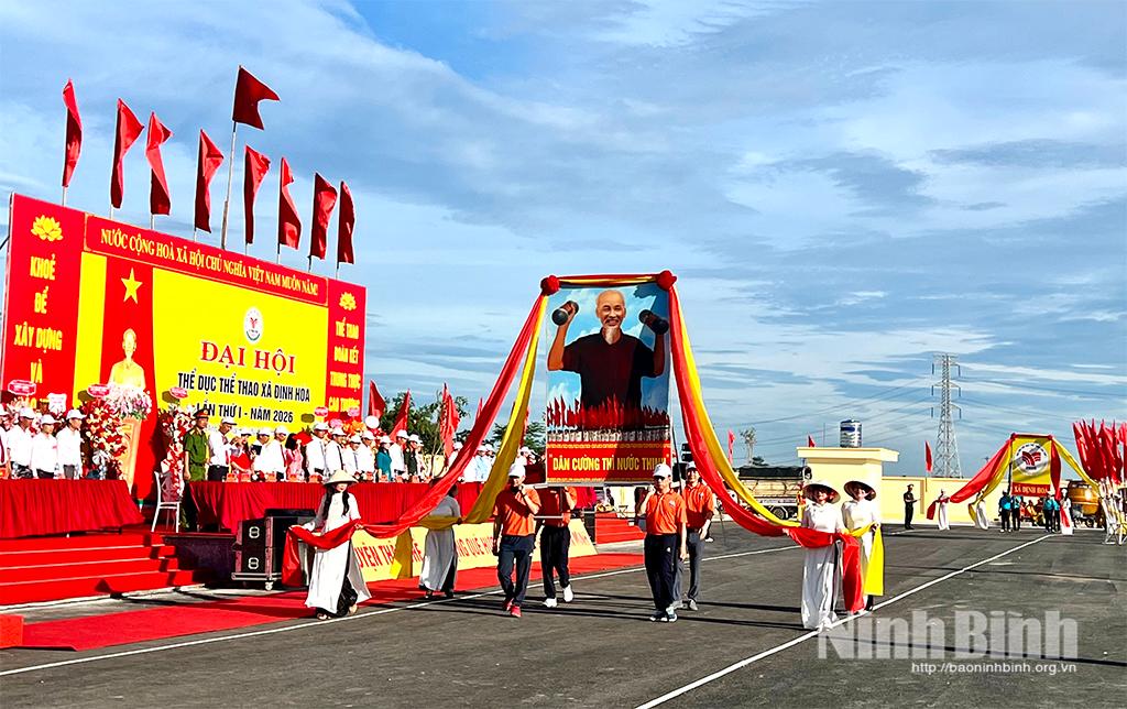 Nghi thức rước kiệu ảnh Bác Hồ tại Đại hội TDTT xã Định Hóa.