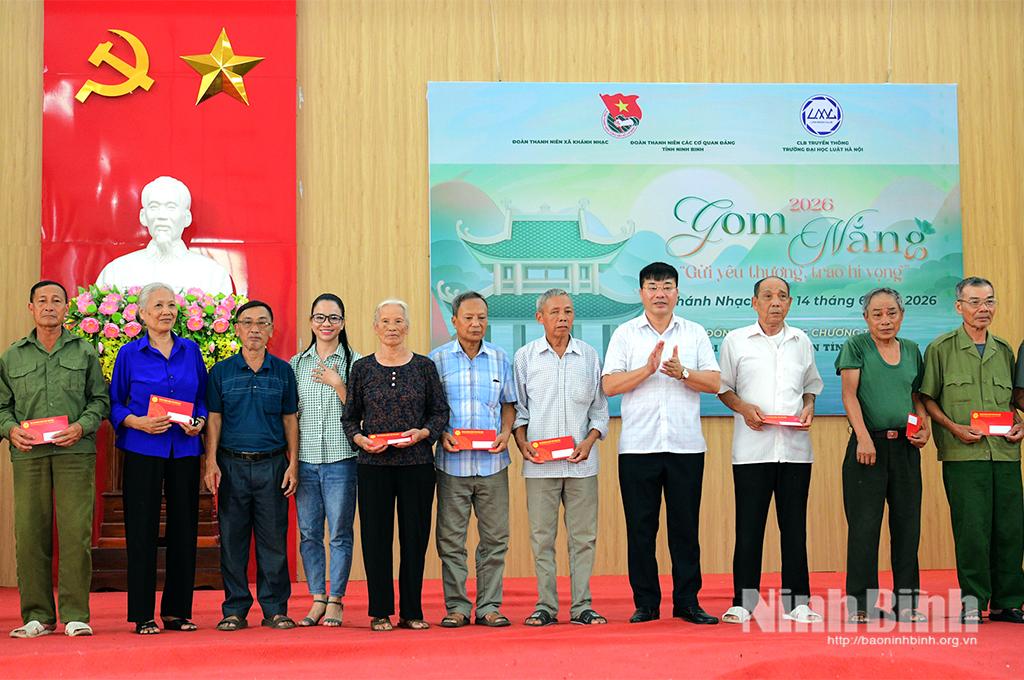 Đại diện Hội Nữ doanh nhân tỉnh và lãnh đạo xã Khánh Nhạc trao quà cho các thương, bệnh binh, nạn nhân chất độc da cam.