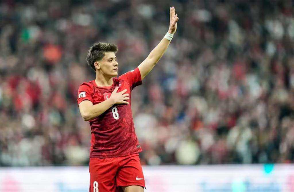 Tuyển thủ Arda Guler trong màu áo đội tuyển Thổ Nhĩ Kỳ. (Ảnh: FIFA)