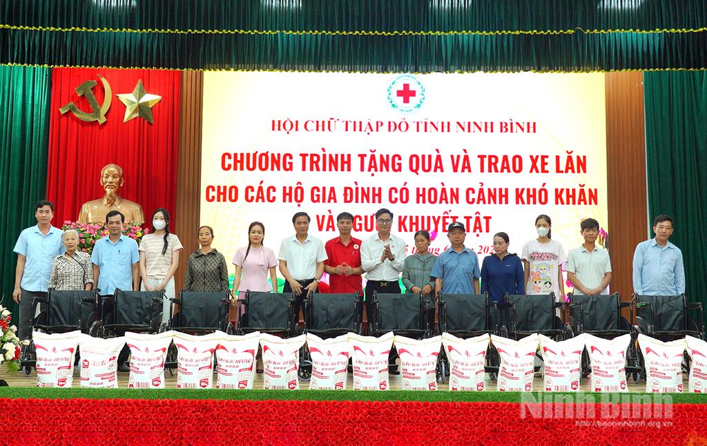 Các đại biểu trao tặng xe lăn cho đại diện người khuyết tật xã Ý Yên.