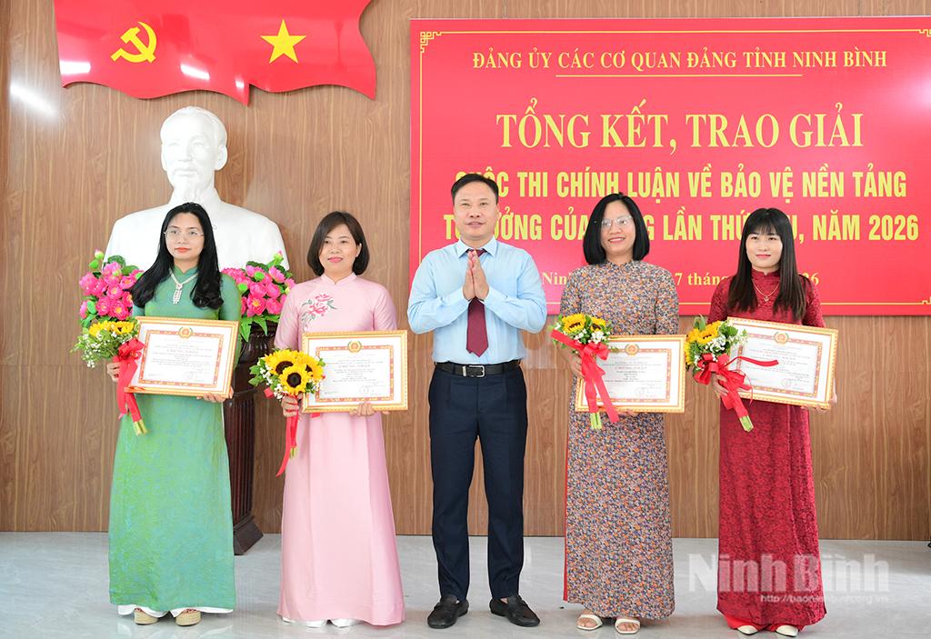 Đồng chí Hoàng Nguyên Dự, Ủy viên Ban Thường vụ Tỉnh ủy, Phó Bí thư Thường trực Đảng ủy các cơ quan Đảng tỉnh trao Giấy chứng nhận cho các tác giả và nhóm tác giả đạt giải A.