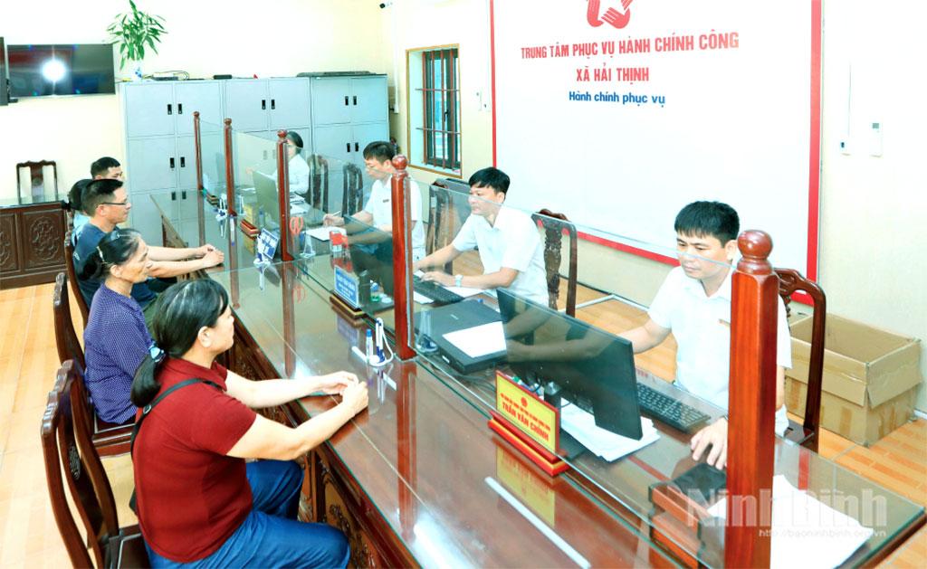 Hoạt động tại Trung tâm Phục vụ hành chính công xã Hải Thịnh. Ảnh: Trường Giang