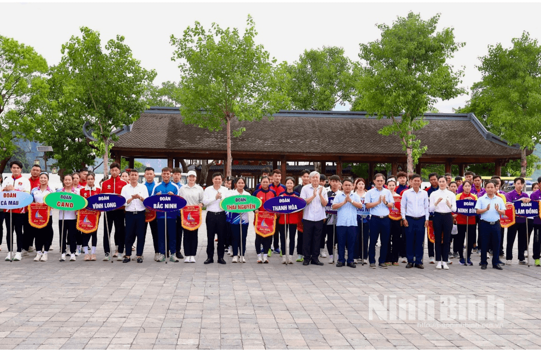 Ban Tổ chức trao cờ lưu niệm cho các đoàn tham gia Giải.
