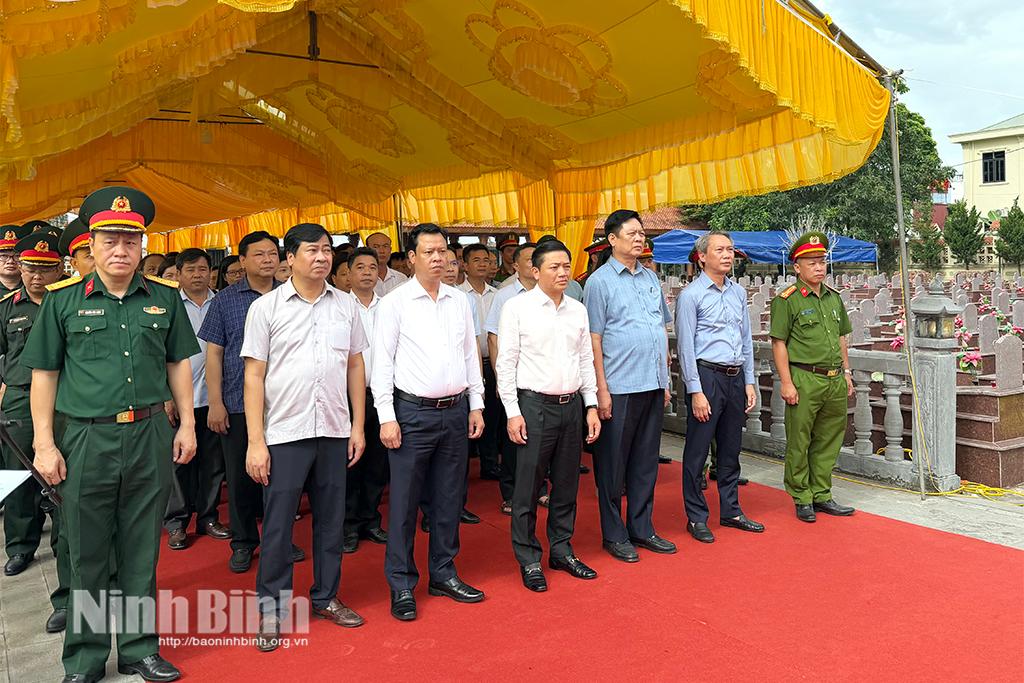 Đồng chí Nguyễn Cao Sơn, Tỉnh uỷ viên, Phó Chủ tịch UBND tỉnh và các đại biểu dâng hương, dâng hoa tại Nghĩa trang Liệt sĩ Gia Viễn.