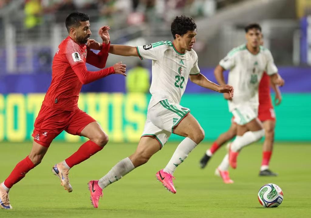 Tiền vệ Algeria Ibrahim Maza (số 22) đi bóng trong sự đeo bám sát sao của tiền vệ Jordan Noor Alrawabdeh. (Ảnh: AFP/TTXVN)