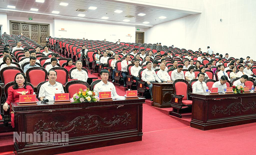 Các đại biểu dự phiên họp.