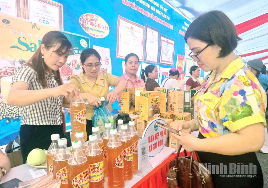Quét mã QR khi mua sản phẩm tại “Phiên chợ không dùng tiền mặt” do Hội LHPN tỉnh tổ chức tại xã Hải Hậu.