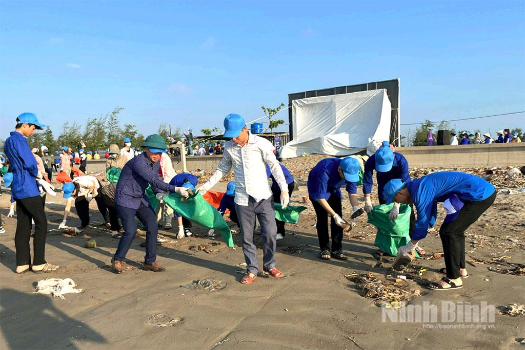 Thu gom rác thải ven biển là hoạt động thiết thực, góp phần nâng cao ý thức cộng đồng trong bảo vệ môi trường biển.
