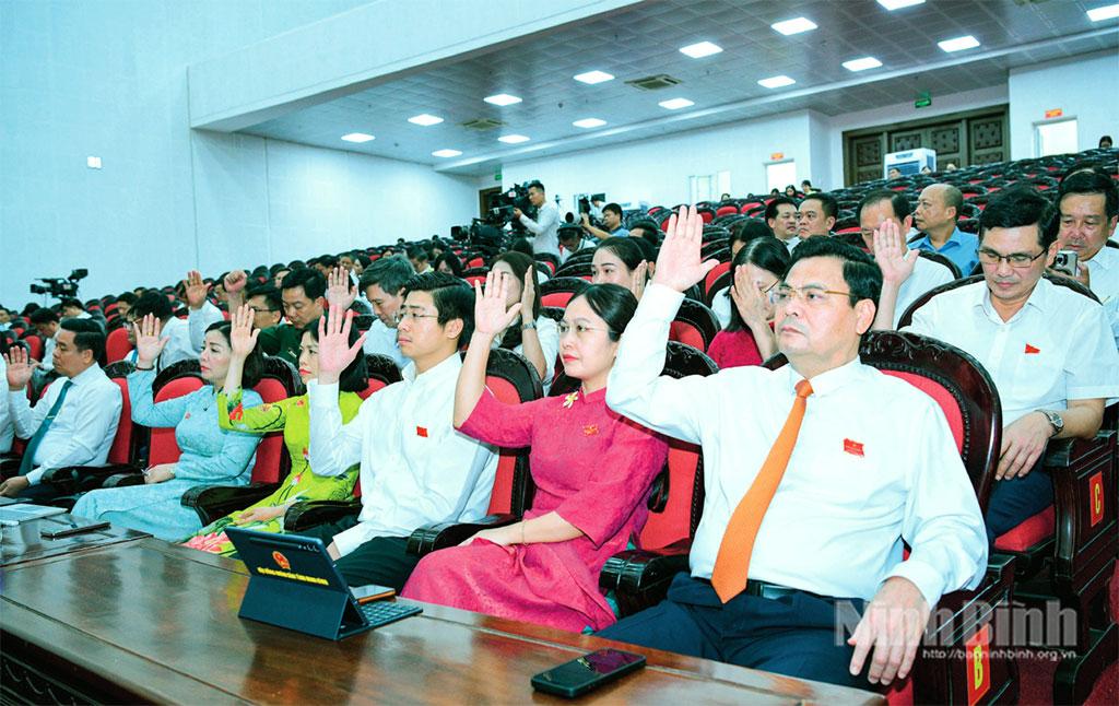 Các đại biểu HĐND tỉnh biểu quyết thông qua các nghị quyết tại Kỳ họp thường lệ giữa năm 2026. Ảnh: Trường Giang
