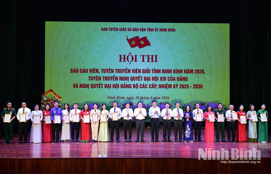 Đồng chí Trần Huy Tuấn, Ủy viên Trung ương Đảng, Bí thư Tỉnh uỷ; đồng chí Trần Đăng Quỳnh, Ủy viên dự khuyết Trung ương Đảng, Phó Bí thư Thường trực Tỉnh uỷ và các đại biểu chụp ảnh lưu niệm với các thí sinh tham gia Hội thi.