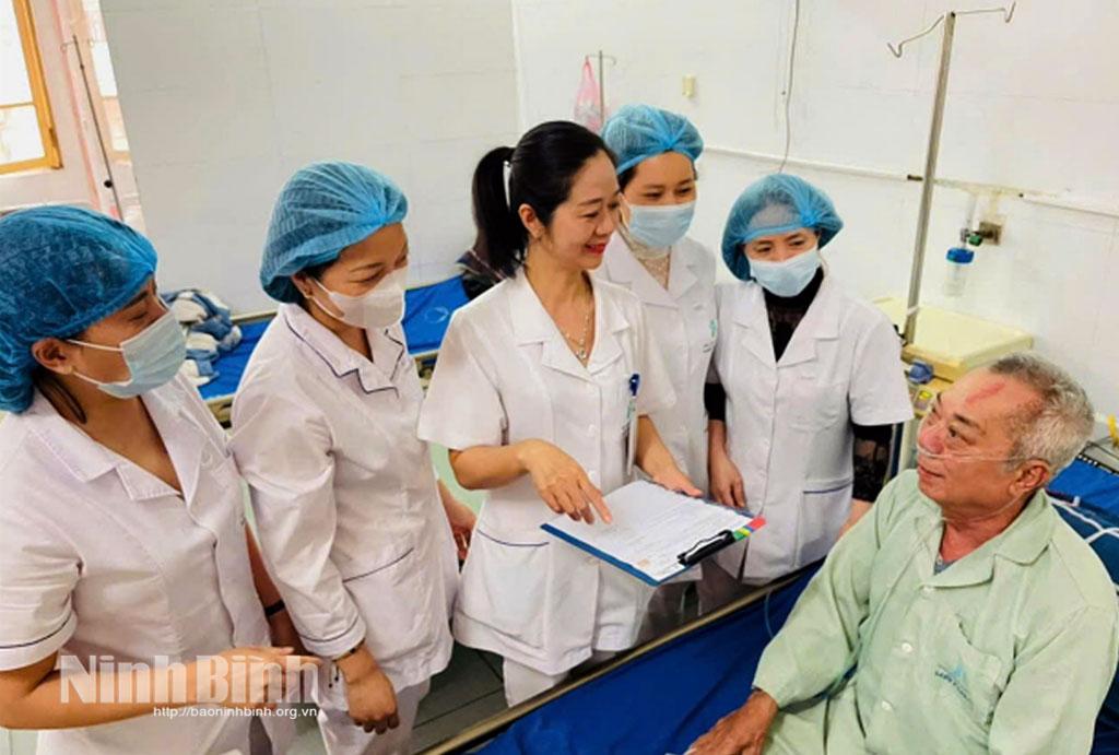 Nhân viên y tế Bệnh viện Đa khoa Hà Nam thăm hỏi người bệnh.