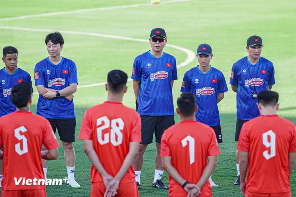 Huấn luyện viên Kim Sang-sik cùng các cầu thủ Việt Nam. (Ảnh: Việt Anh/Vietnam+)