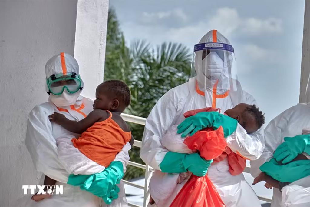 Nhân viên y tế chăm sóc bệnh nhân Ebola tại Bunia, tỉnh Ituri, CHDC Congo. (Ảnh: THX/TTXVN)