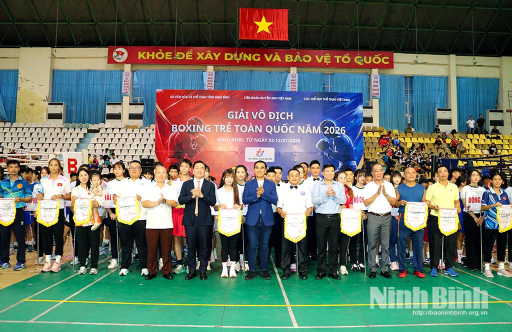 Ban Tổ chức giải tặng cờ lưu niệm cho các đoàn tham dự.
