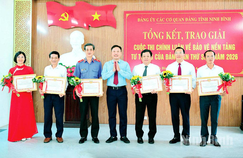 Lãnh đạo Đảng ủy các cơ quan Đảng tỉnh trao giải cho các tập thể xuất sắc tham gia Cuộc thi chính luận về bảo vệ nền tảng tư tưởng của Đảng lần thứ Sáu, năm 2026. Ảnh: Trường Giang