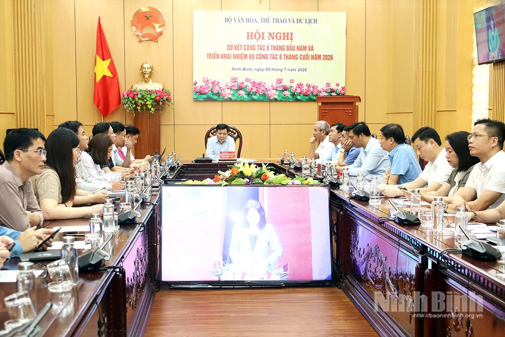 Các đại biểu dự hội nghị tại điểm cầu Ninh Bình.