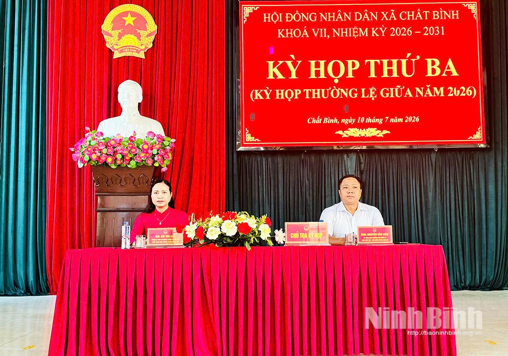 Các đồng chí Chủ tọa Kỳ họp HĐND xã Chất Bình khóa VII, nhiệm kỳ 2026-2031. Ảnh: Minh Phạm