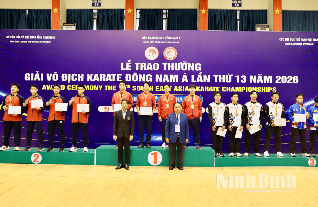 Ban tổ chức trao HCV, HCB, HCĐ nội dung đồng đội nam quyền biểu diễn.