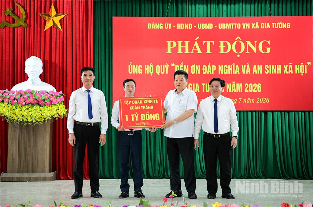 Ông Nguyễn Xuân Thành, Chủ tịch Hiệp hội Doanh nghiệp tỉnh, Chủ tịch Tập đoàn kinh tế Xuân Thành trao tiền ủng hộ Quỹ “Đền ơn đáp nghĩa và an sinh xã hội” xã Gia Tường năm 2026.