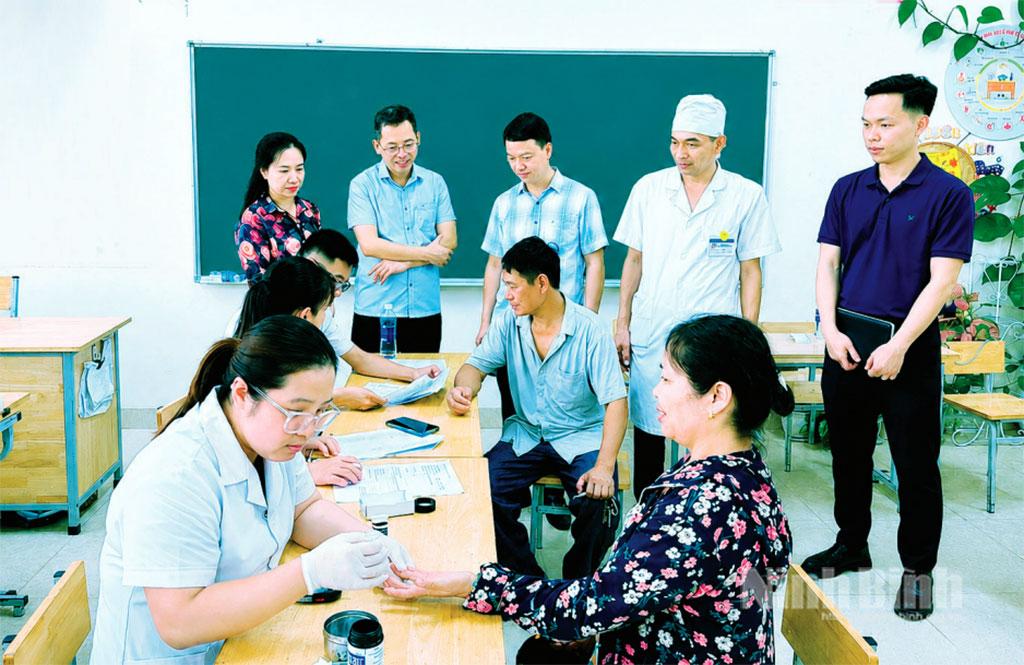Lãnh đạo xã Nam Hồng và Bệnh viện Đa khoa Nam Trực thăm hỏi, động viên người dân đến khám sàng lọc, kiểm tra sức khoẻ miễn phí.