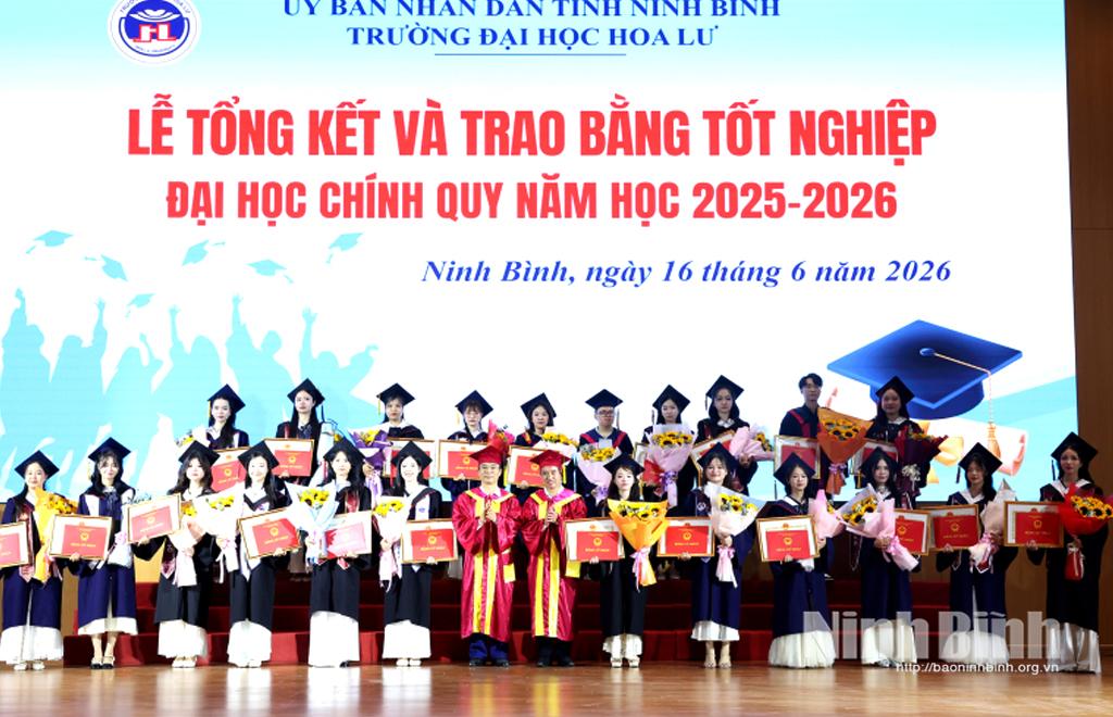 Lãnh đạo Trường Đại học Hoa Lư trao bằng tốt nghiệp cho sinh viên khóa D15, niên khóa 2022-2026. Ảnh: Minh Quang