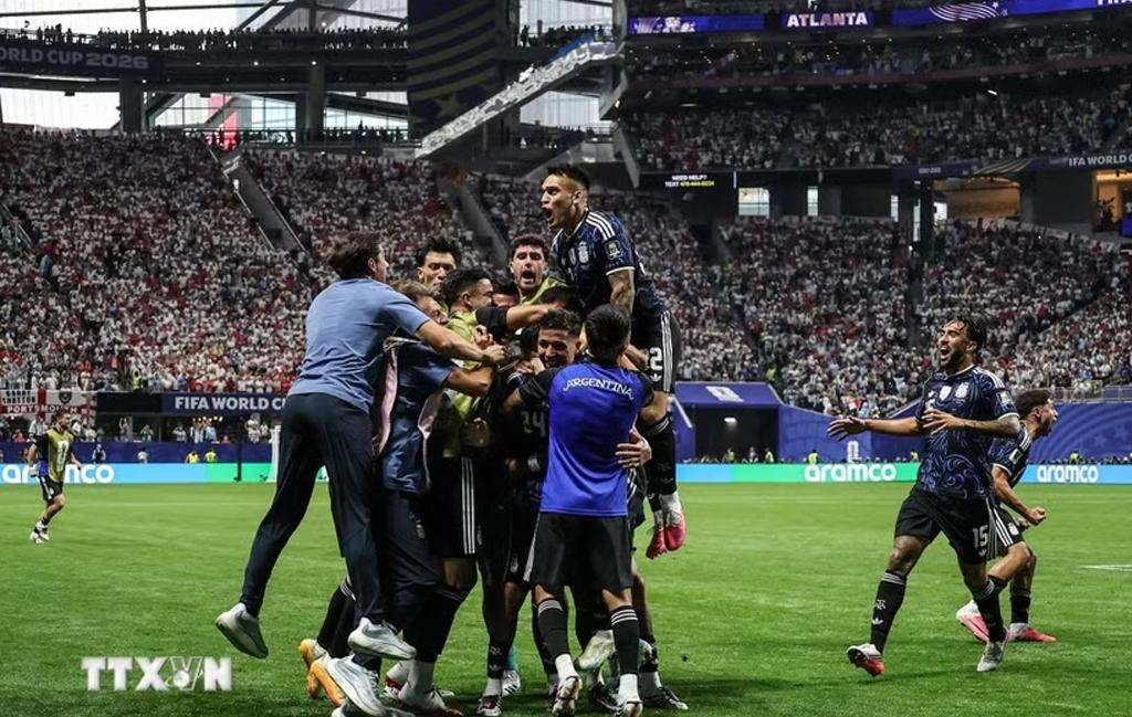 Niềm vui của các cầu thủ Argentina với tấm vé vào chung kết World Cup 2026. (Ảnh: AFP/TTXVN)