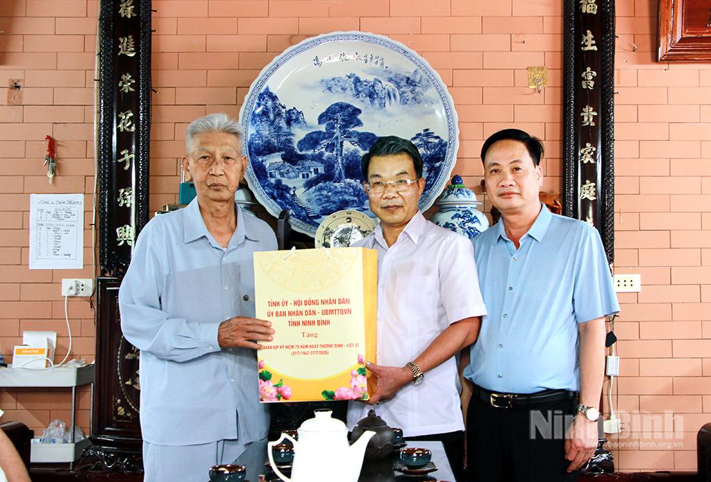 Đồng chí Nguyễn Hoàng Hà, Ủy viên Ban Thường vụ Tỉnh ủy, Phó Chủ tịch Thường trực Ủy ban MTTQ Việt Nam tỉnh thăm, tặng quà bệnh binh Phạm Thái Thành, ở thôn Bạch Long, xã Giao Bình. Ảnh: Trần Hồng Minh