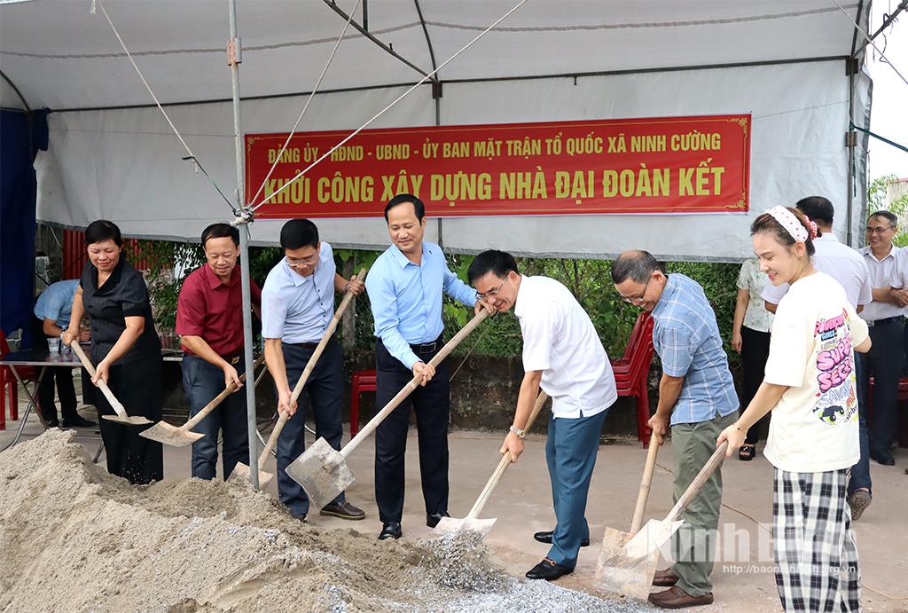 Lãnh đạo Uỷ ban MTTQ Việt Nam tỉnh và lãnh đạo xã Ninh Cường khởi công xây dựng nhà Đại đoàn kết cho gia đình ông Phạm Văn Hoá, ở thôn Lác Môn.