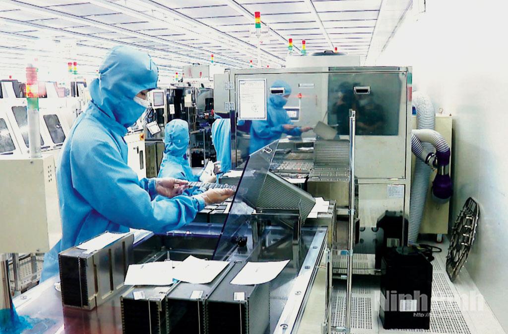 Dây chuyền sản xuất của Công ty TNHH MCNEX Vina, KCN Phúc Sơn (phường Nam Hoa Lư).