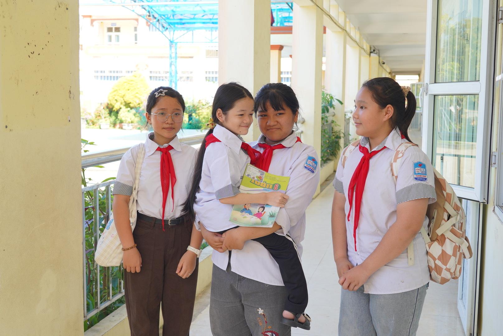 Em Lã Thuỳ Trang, học sinh lớp 6A, Trường THCS Thanh Nghị (xã Thanh Lâm) đã trở thành "đôi chân" ở lớp của em Hoàng Thị Hải Yến 4 năm qua.