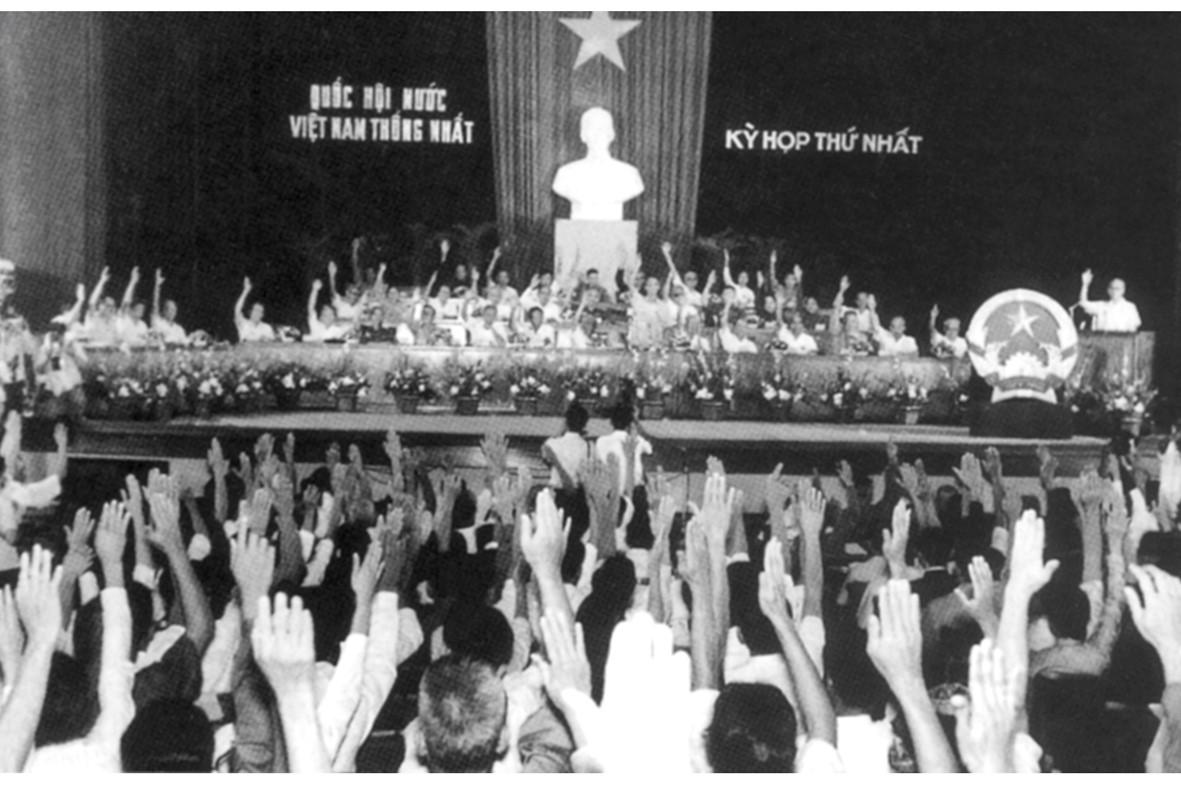 Quốc hội biểu quyết thông qua Quốc kỳ, Quốc huy, Quốc ca tại Kỳ họp thứ nhất, Quốc hội thống nhất, ngày 2/6/1976. Ảnh: Quochoi.vn