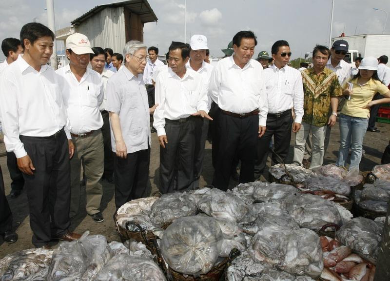 Chủ tịch Quốc hội Nguyễn Phú Trọng thăm Cảng cá Bình Đại, tỉnh Bến Tre, ngày 28/4/2010. Ảnh: Quochoi.vn