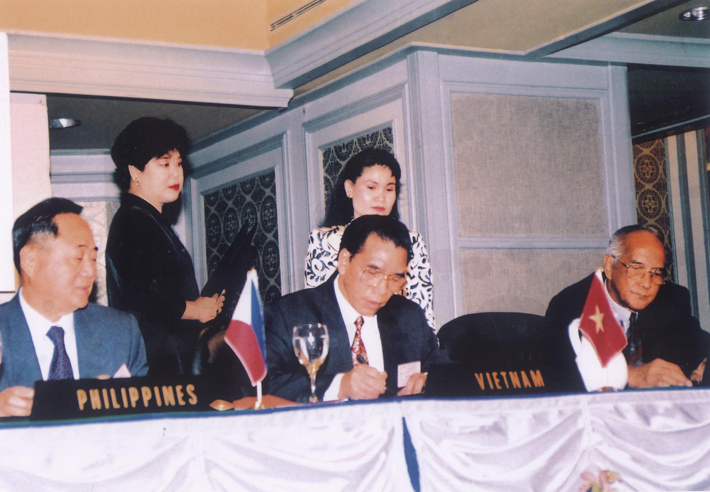 Chủ tịch Quốc hội Nông Đức Mạnh tại Lễ kết nạp Việt Nam vào Liên minh nghị viện Hiệp hội các nước Đông Nam Á được tổ chức tại Singapo, ngày 19/9/1995. Ảnh: Quochoi.vn