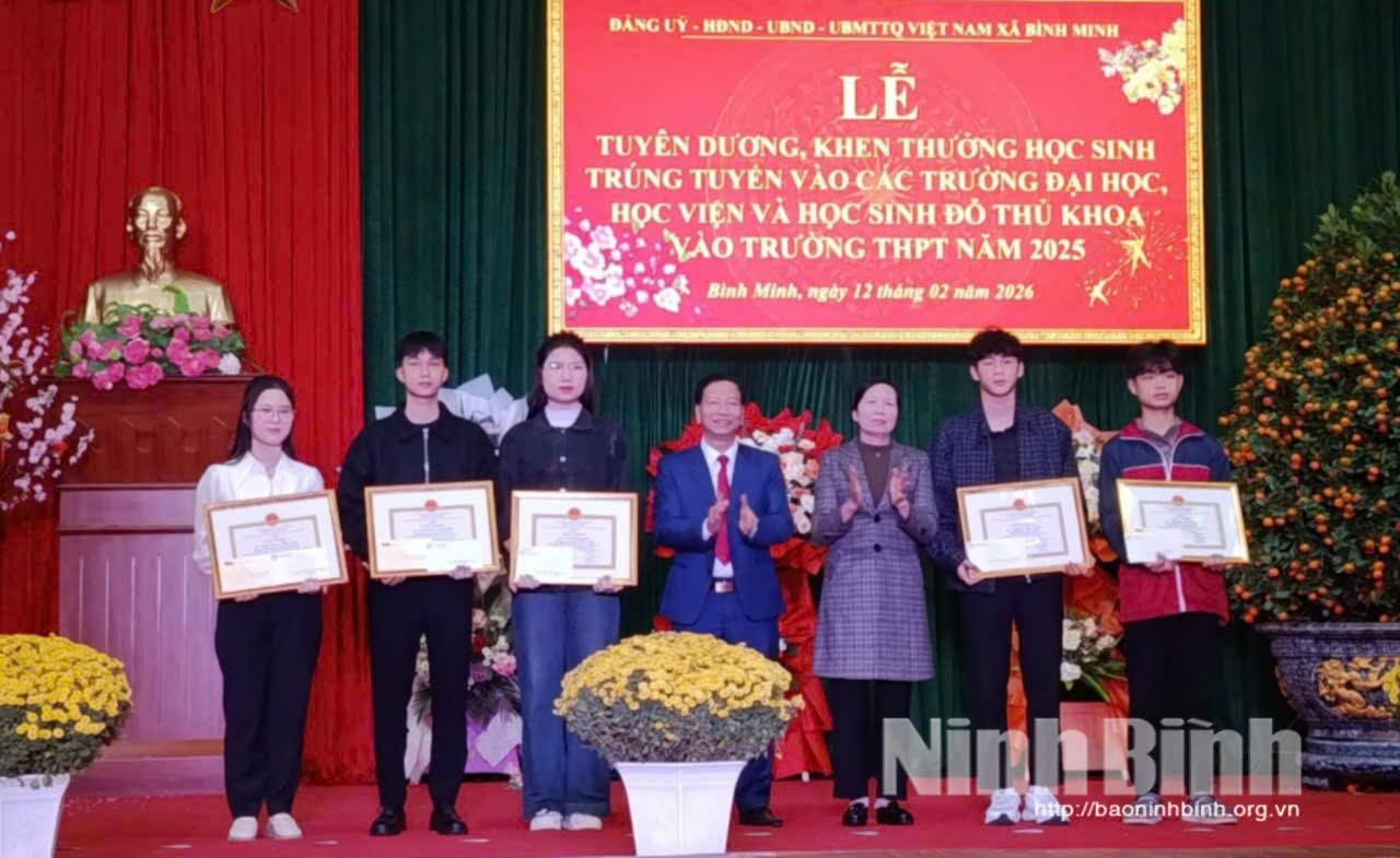 Lãnh đạo xã Bình Minh khen thưởng 4 em học sinh đạt từ 28 điểm trở lên trong kỳ thi tuyển sinh đại học và 1 em đoạt thủ khoa thi vào lớp 10 Trường THPT Bình Minh.