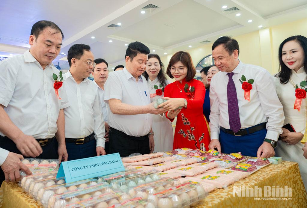 Các đại biểu tham quan gian hàng trưng bày sản phẩm OCOP của tỉnh.