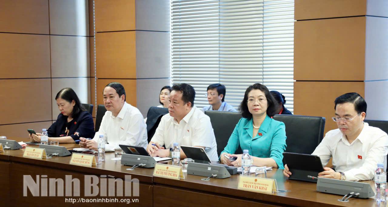 Đồng chí Mai Văn Tuất, Phó Bí thư Tỉnh uỷ, Trưởng đoàn ĐBQH tỉnh, Chủ tịch Ủy ban MTTQ Việt Nam tỉnh và các vị ĐBQH tỉnh Ninh Bình tham gia thảo luận tại Tổ số 10.