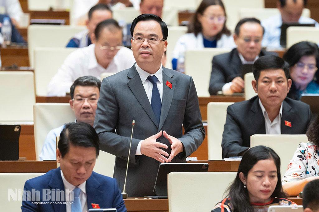 Phát biểu thảo luận tại hội trường về tình hình kinh tế-xã hội, đại biểu Trần Văn Khải, Phó Chủ nhiệm Ủy ban Khoa học, Công nghệ và Môi trường của Quốc hội (Đoàn ĐBQH tỉnh Ninh Bình) cho rằng "đầu tư công giai đoạn 2026-2030 phải nhanh hơn nhưng phải thông minh hơn".