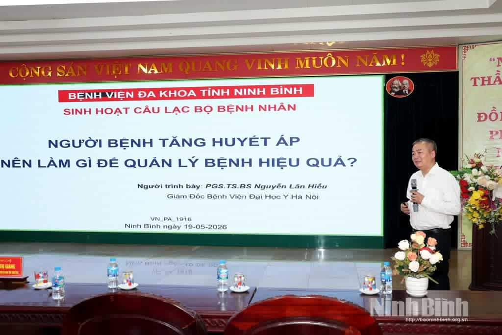 PGS.TS.BS Nguyễn Lân Hiếu, Giám đốc Bệnh viện Đại học Y Hà Nội hướng dẫn người bệnh tăng huyết áp quản lý bệnh hiệu quả.