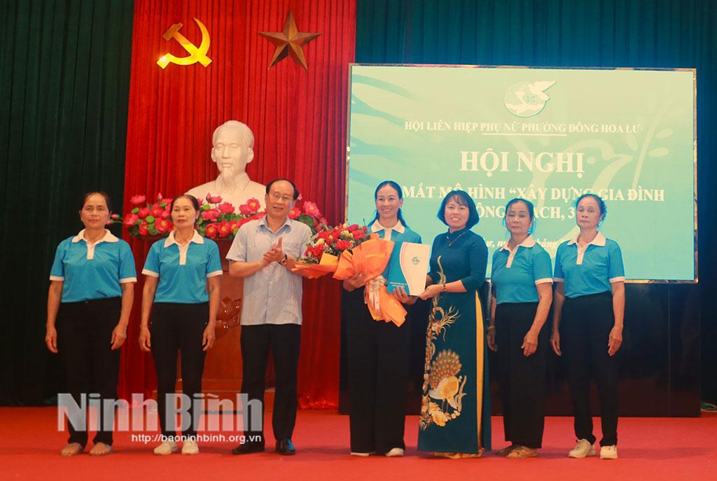 Lãnh đạo Đảng ủy phường Đông Hoa Lư và lãnh đạo Hội Phụ nữ phường trao Quyết định thành lập cho Ban Chấp hành mô hình điểm “Chi hội xây dựng Gia đình 5 không, 3 sạch, 3 an” tại Chi hội Phụ nữ phố Phú Trung.