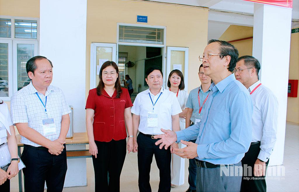 Đoàn công tác của đồng chí Thứ trưởng Thường trực Bộ Giáo dục và Đào tạo kiểm tra công tác chuẩn bị thi tốt nghiệp THPT năm 2026 tại điểm thi Trường THPT A Thanh Liêm.