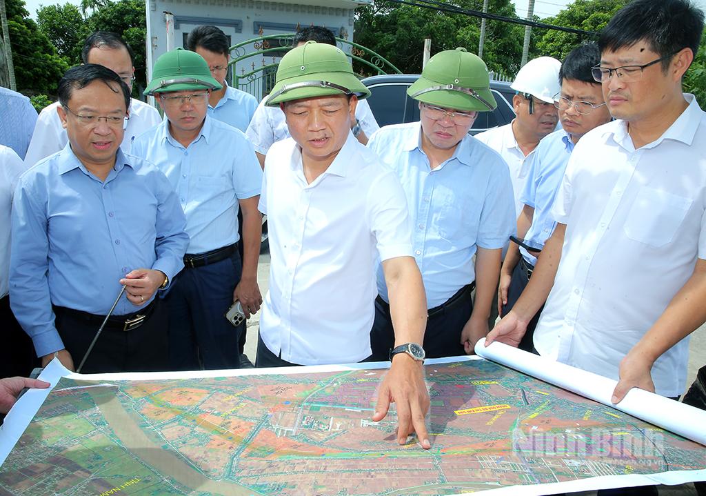 Đồng chí Phó Chủ tịch UBND tỉnh Nguyễn Cao Sơn kiểm tra tiến độ thực hiện dự án tại khu vực Xóm 11A, xã Định Hoá.