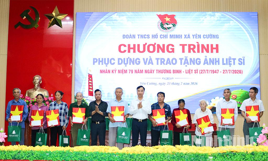 Lãnh đạo xã Yên Cường cùng đại diện nhà tài trợ trao ảnh liệt sĩ và quà tặng cho các thân nhân liệt sĩ.