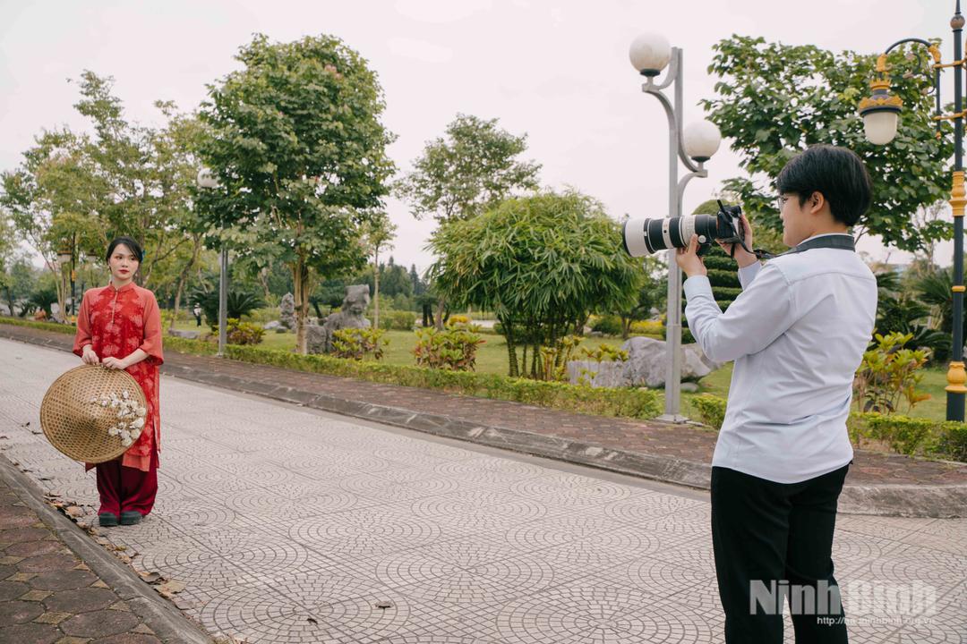 Chị Nguyễn Hà Trang (phường Phủ Lý, tỉnh Ninh Bình) chụp ảnh áo dài Tết cho khách hàng.