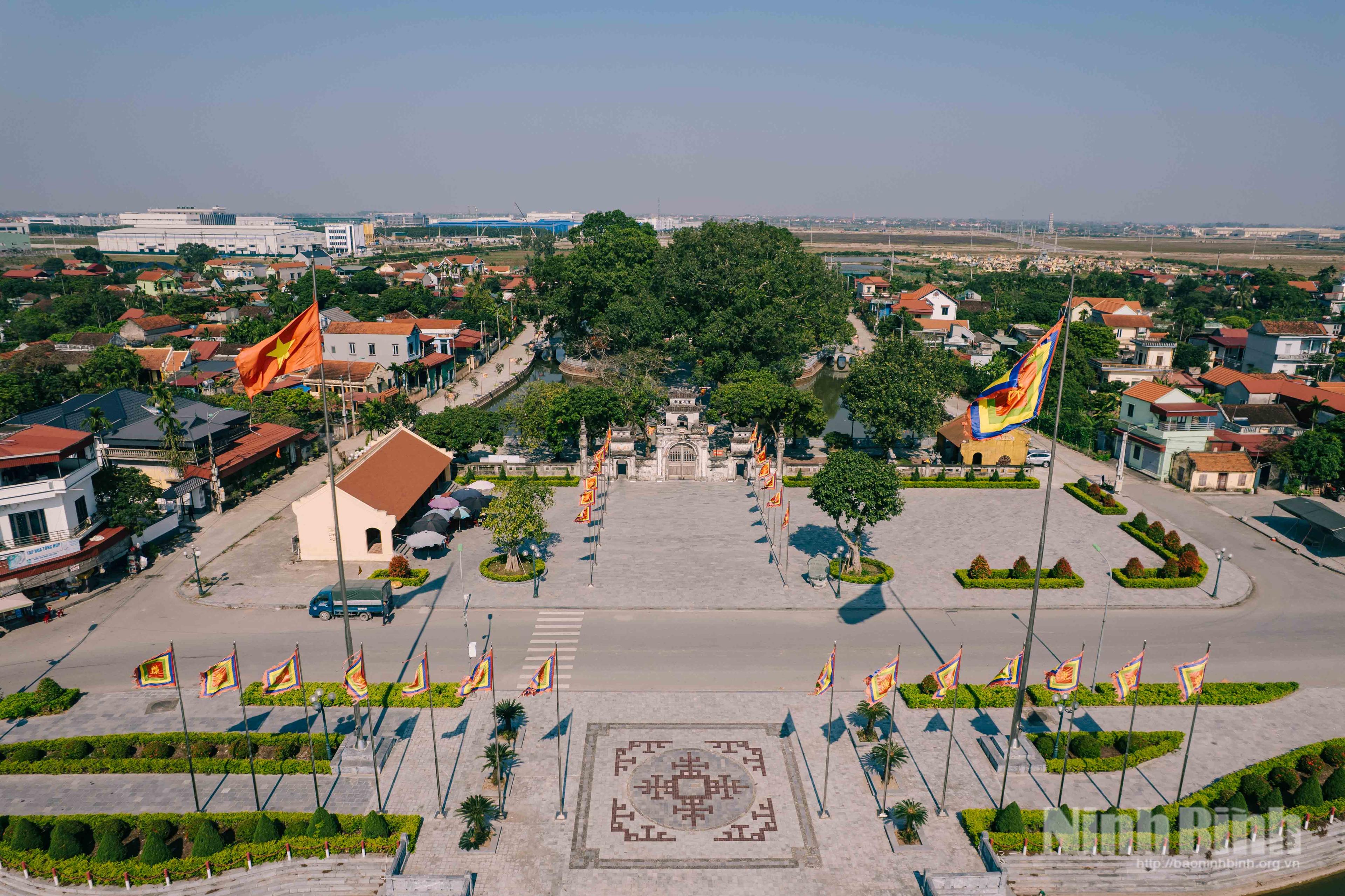 Đền Trần Thương (xã Trần Thương) là di tích tâm linh tiêu biểu - nơi thờ Hưng Đạo Đại vương Trần Quốc Tuấn.