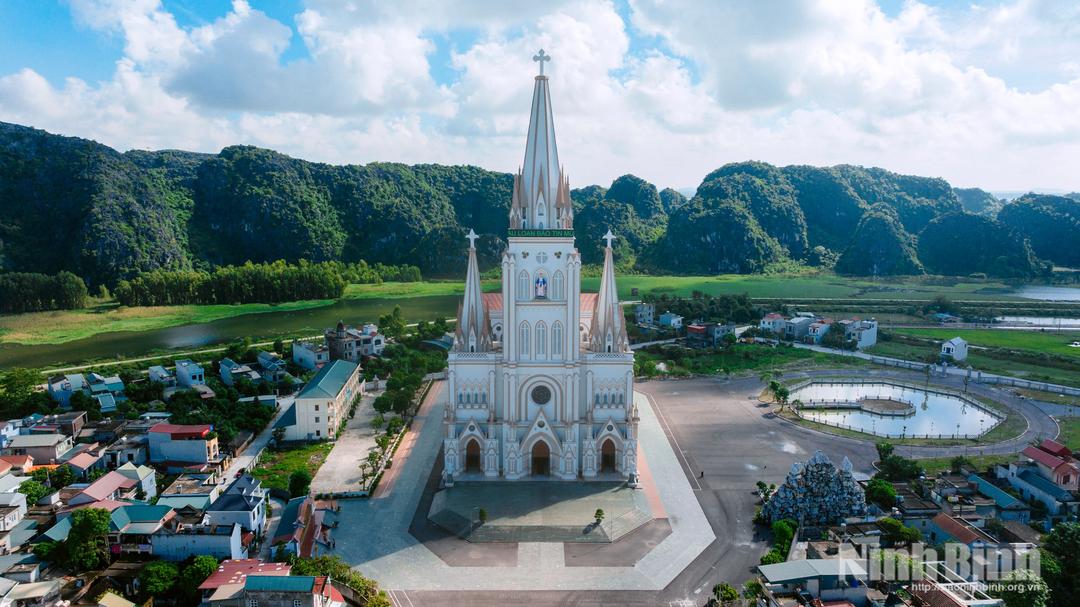 Toàn cảnh Nhà thờ Giáo xứ Lãng Vân (Gia Vân).