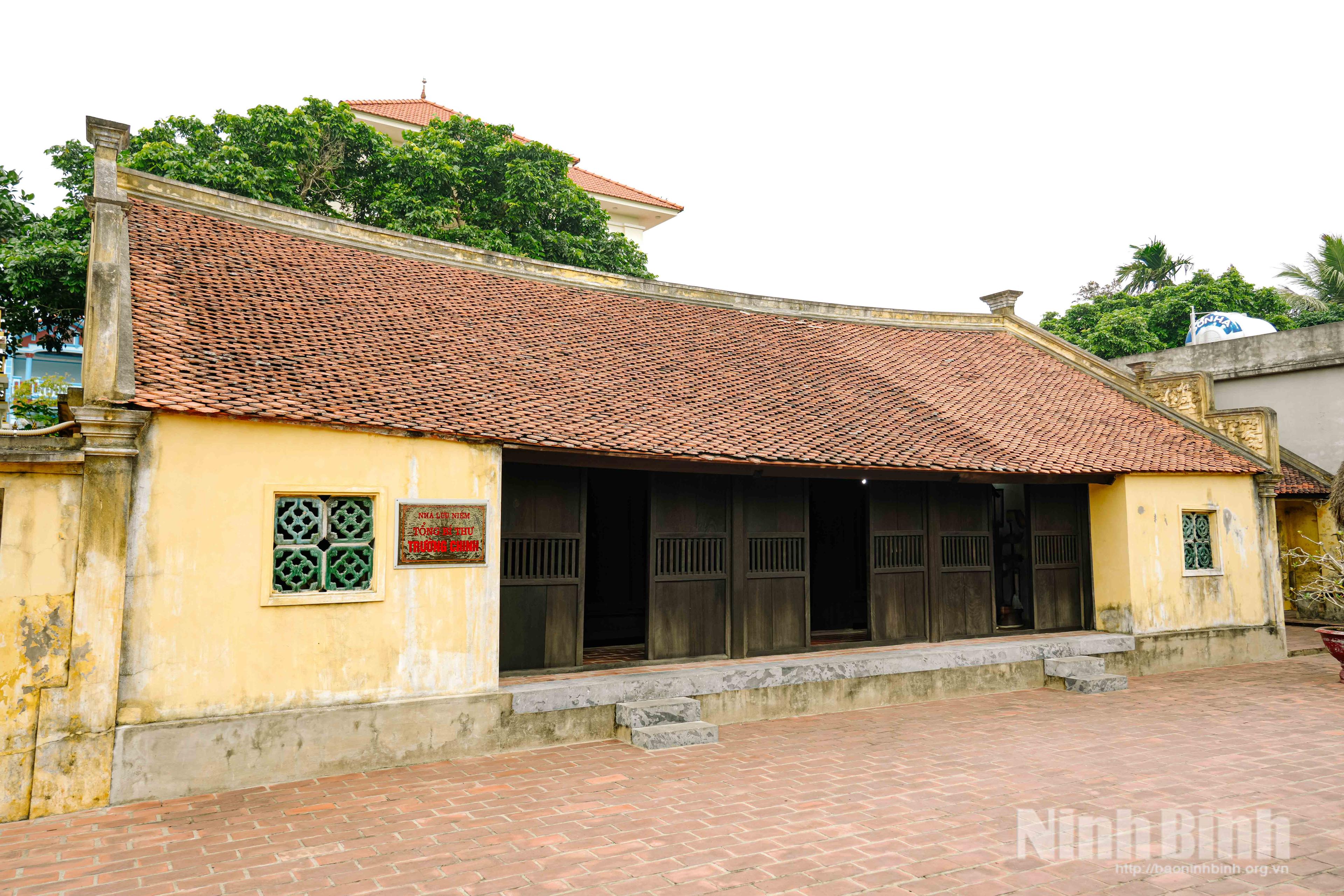 Nhà lưu niệm Tổng Bí thư Trường Chinh với kiến trúc truyền thống là nhà gỗ 5 gian, mái ngói đỏ tái hiện nguyên vẹn nếp sống làng quê Bắc Bộ xưa.