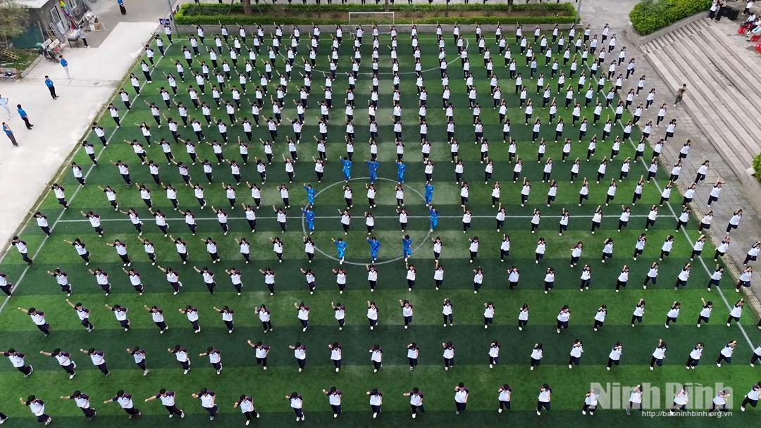 Màn đồng diễn võ nhạc Vovinam của học sinh Trường THPT chuyên Biên Hòa.